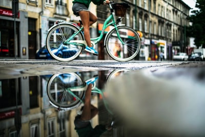 骑青绿色荷兰自行车的人